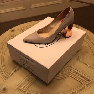 Steve Madden Grey & Rose Gold Pumps Size Size 6